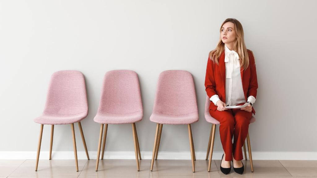 Mujer esperando a ser atendida