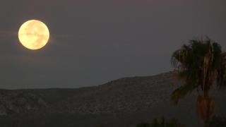 Superluna de octubre fotografiada en Gavà
