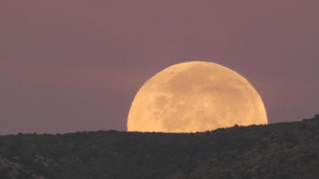 Superlluna d'octubre fotografiada a Gavà
