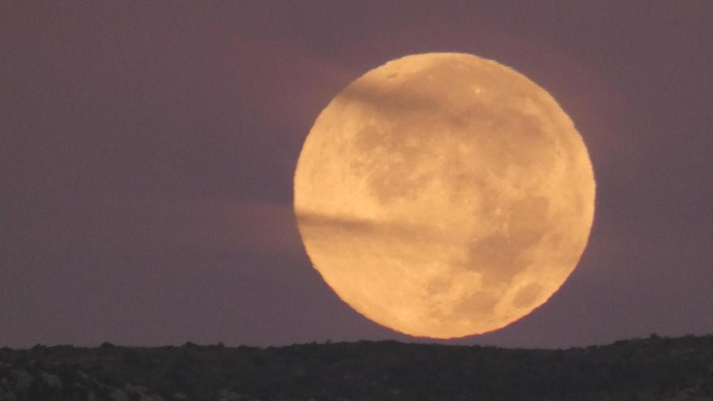 Superluna de octubre fotografiada en Gavà