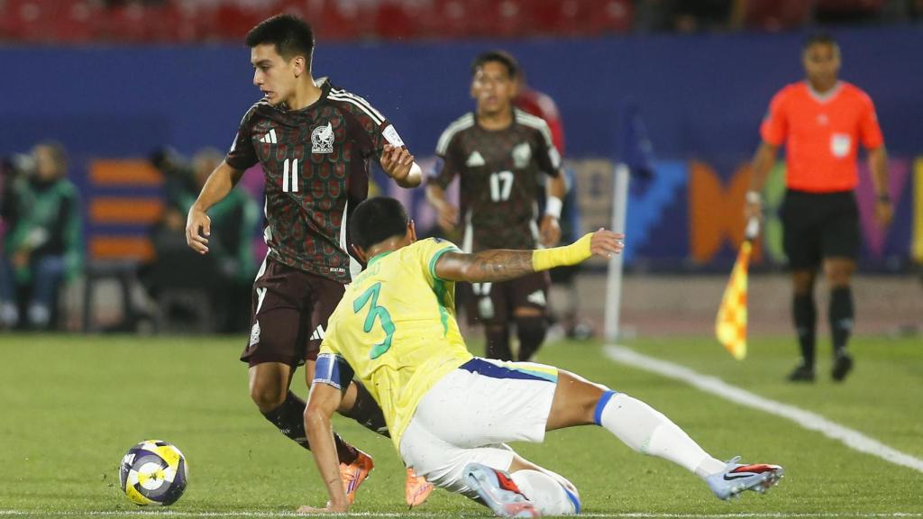 Gilberto Mora supera rivales en un Brasil-México del Mundial sub-20