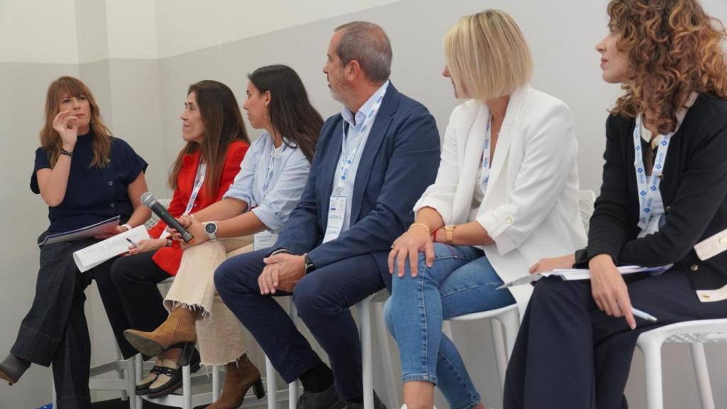 Las empresas participantes durante el acto en Sant Boi