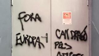 Las pintadas en contra del traslado del CE Europa a las pistas de Can Dragó de Barcelona