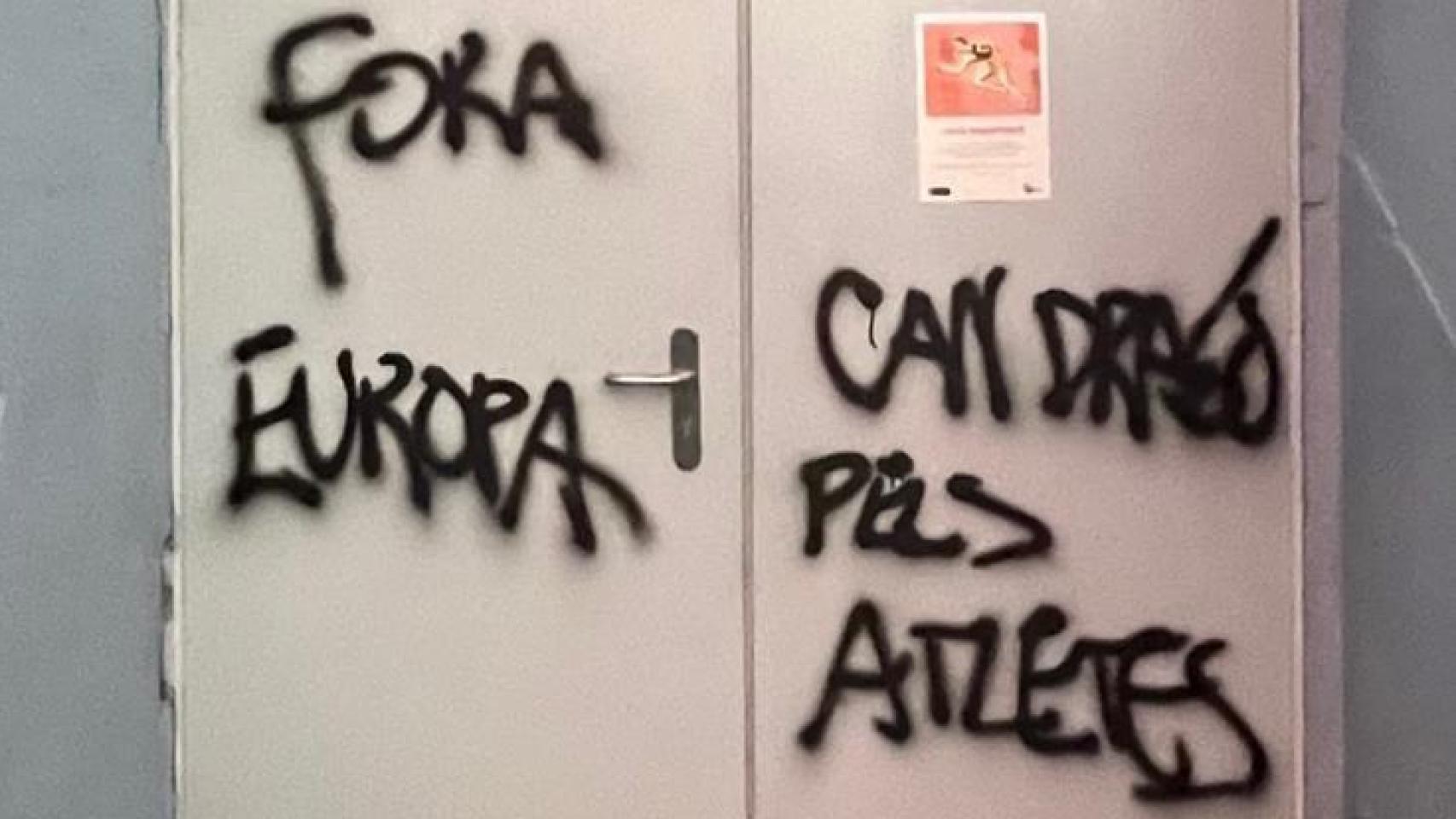 Las pintadas en contra del traslado del CE Europa a las pistas de Can Dragó de Barcelona