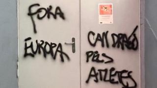 Las pintadas en contra del traslado del CE Europa a las pistas de Can Dragó de Barcelona