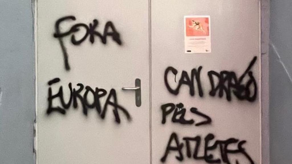 Las pintadas en contra del traslado del CE Europa a las pistas de Can Dragó de Barcelona