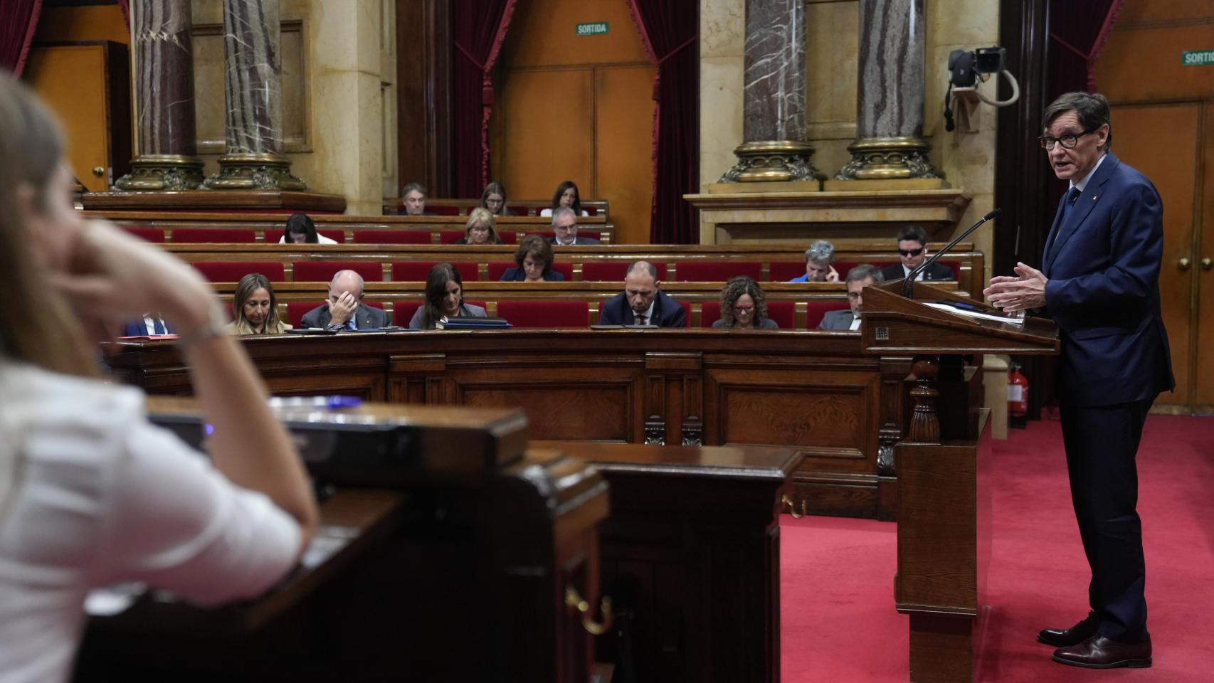 Jéssica Albiach escucha la intervención del 'president' de la Generalitat, Salvador Illa, en el Debate de Política General del Parlament