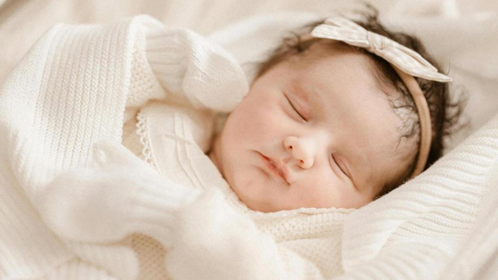 Una nadó dormint en una imatge d'arxiu