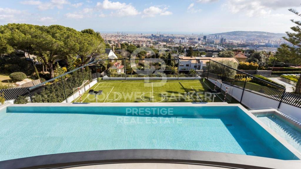 Piscina y campos de fútbol de la casa de Jordi Alba en Barcelona