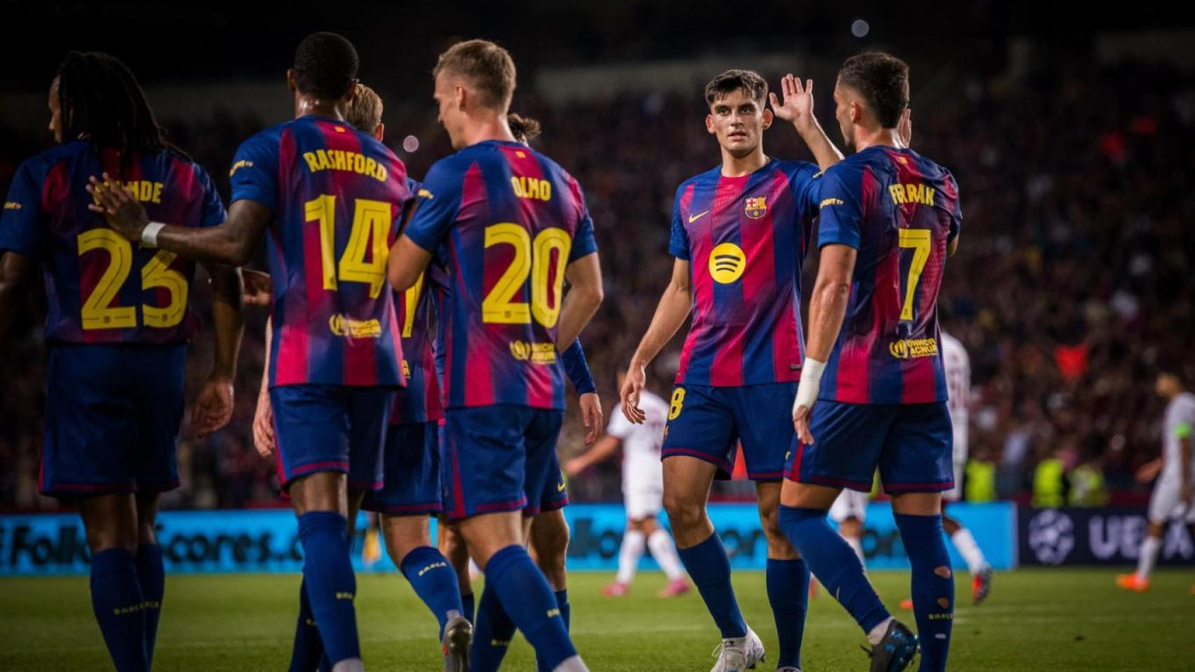 Los jugadores del Barça felicitan a Ferran Torres por su gol contra el PSG