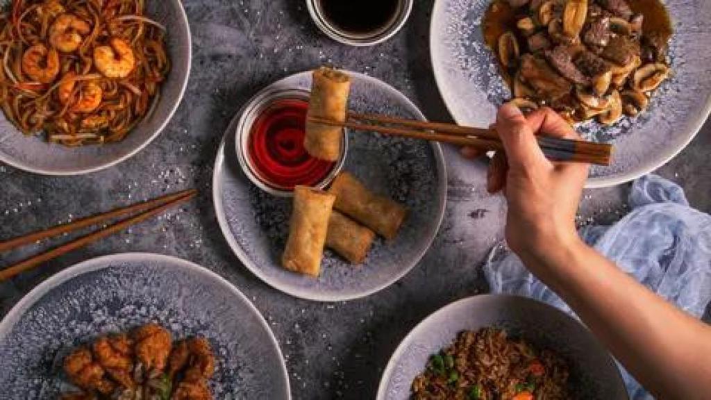 Platos típicos de comida china en una imagen de archivo