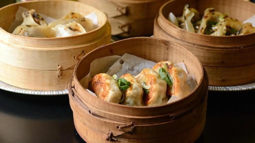 Platos típicos de comida china en una imagen de archivo