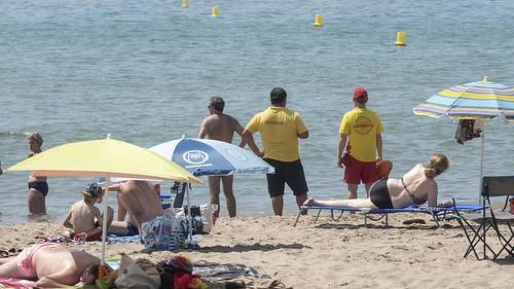 Socorristas en la playa de El Prat de Llobregat