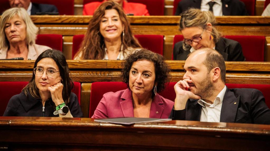 Los 'consellers' Núria Parlon, Alícia Romero y Albert Dalmau conversan desde sus escaños en el Parlament