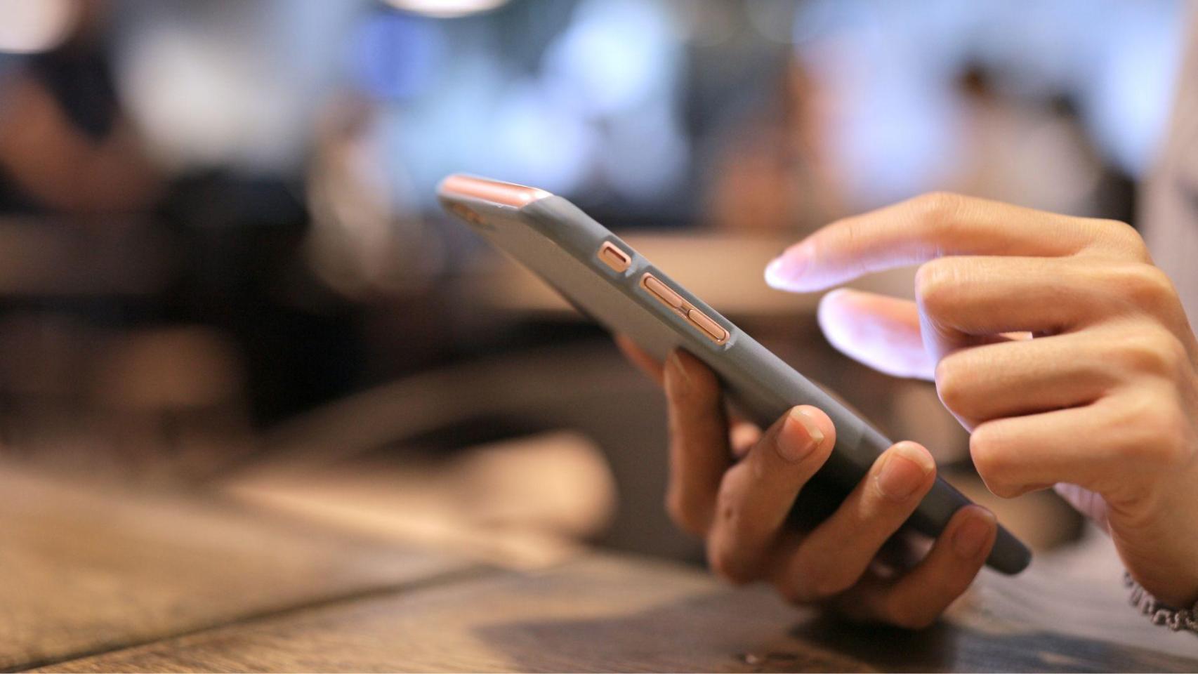 Imagen de una persona utilizando un teléfono móvil