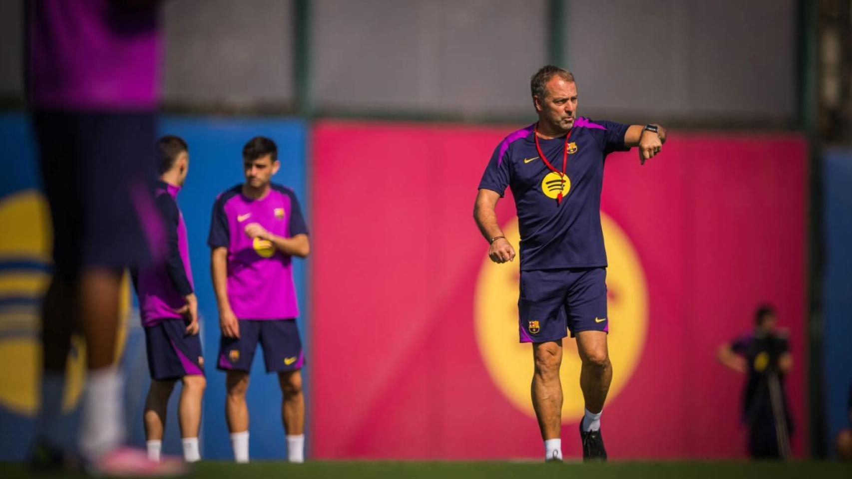 Hansi Flick dirige un entrenamiento del Barça, con Marc Casadó y Pedri de fondo