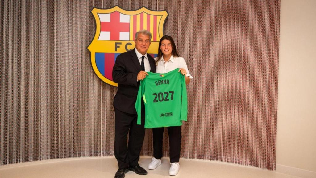 Gemma Font, en la renovación de su contrato hasta 2027, junto al presidente Joan Laporta