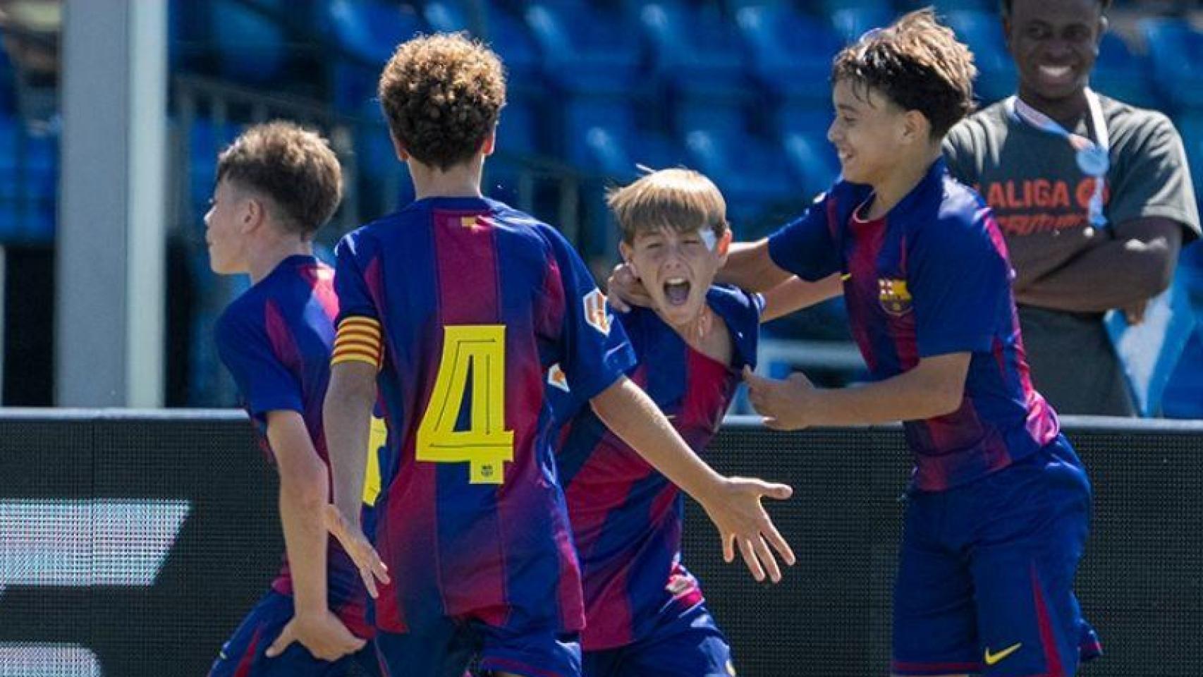 El Barça sub-13 celebra un gol ante el RCD Espanyol