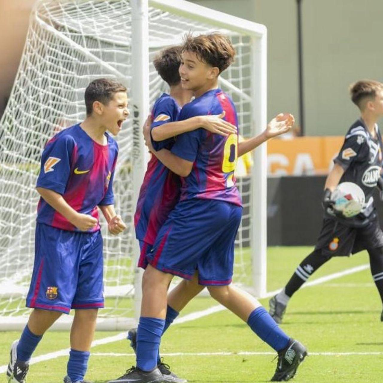 El Barça sub-13 celebra un gol ante el RCD Espanyol