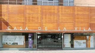 Puerta de entrada al Ayuntamiento de Sant Adrià