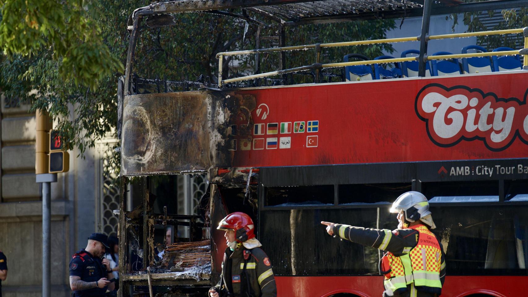 Un bus turístico arde en el centro de Barcelona