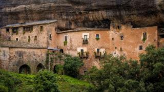 La milenaria masía catalana incrustada en una roca, el Mas del Puig de la Balma