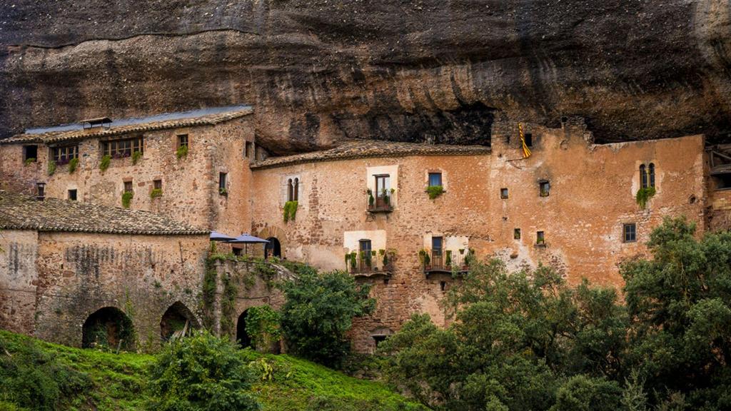 La milenaria masía catalana incrustada en una roca, el Puig de la Balma