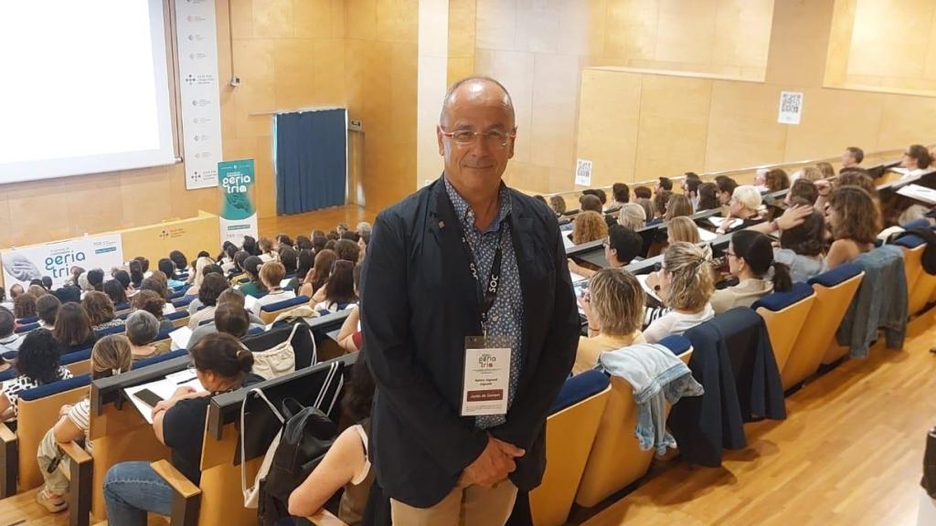Ramón Aiguadé, decano del Colegio de Fisioterapeutas de Cataluña, durante XI Jornada de Fisioteràpia en Geriatria, en la sala de actos del Hospital de Sant Pau