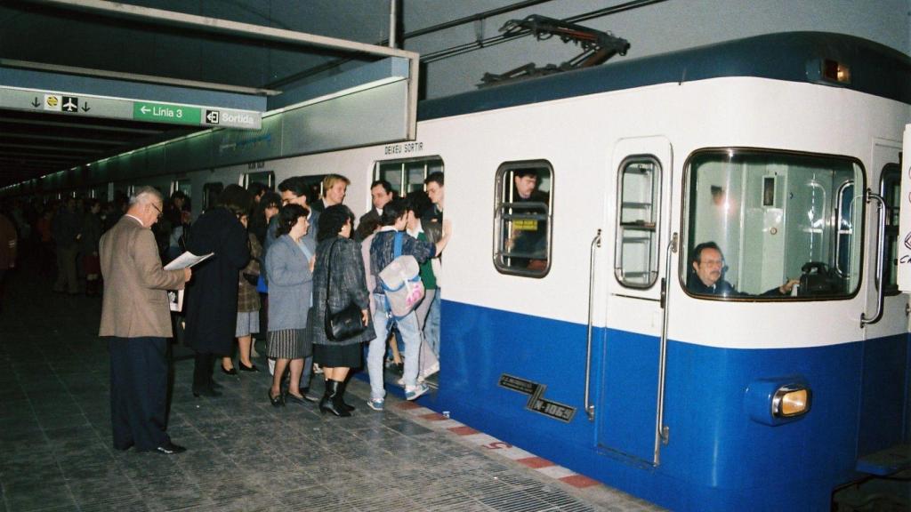 Un tren de la Sèrie 1000 durant un servei del metro de Barcelona