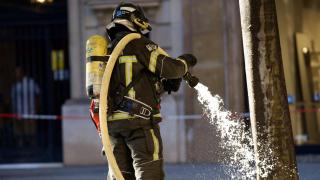 Un Bombero trabajando en la extinción de un incendio en una imagen de archivo