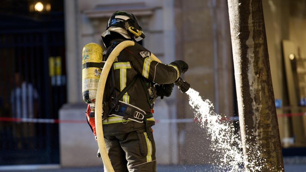 Un Bombero trabajando en la extinción de un incendio en una imagen de archivo