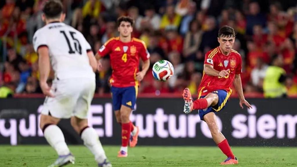 Pedri da un pase con la zurda durante el España-Georgia