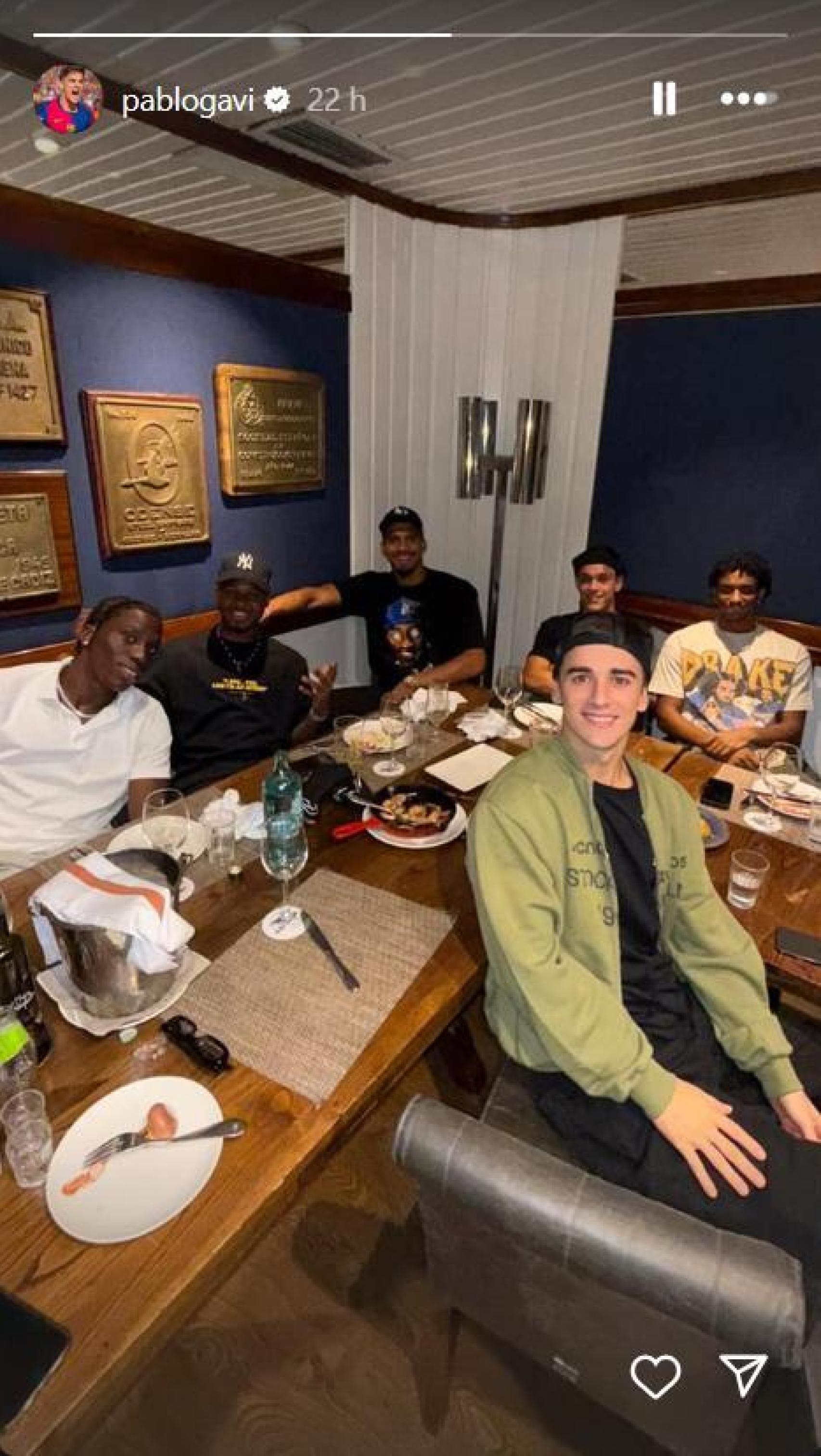 'Story' de Gavi en Instagram: futbolistas de la Masía comen juntos