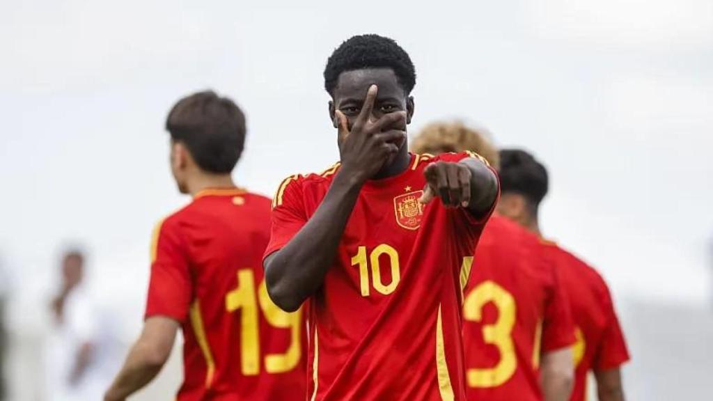 Ebrima Tunkara celebra su gol ante Letonia con España sub-17