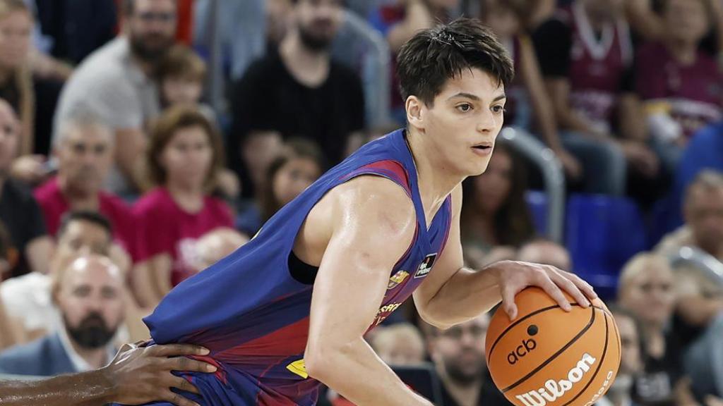 Juani Marcos bota el balón durante el Barça de basket-Lleida