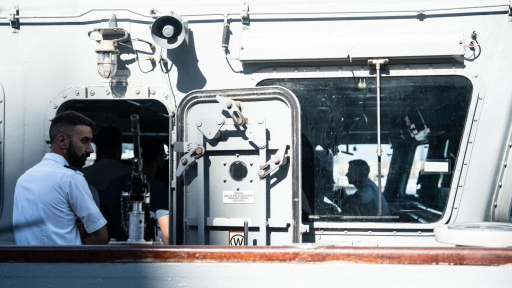 Tripulants del vaixell de l'Armada Espanyola, al port de Barcelona