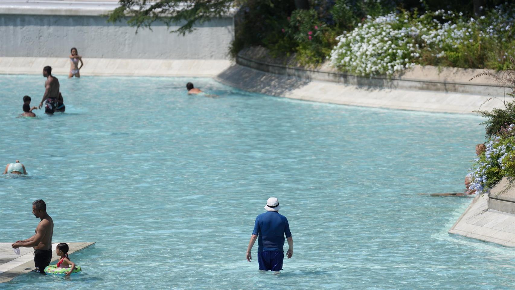 Bañistas en una piscina municipal de Barcelona en julio