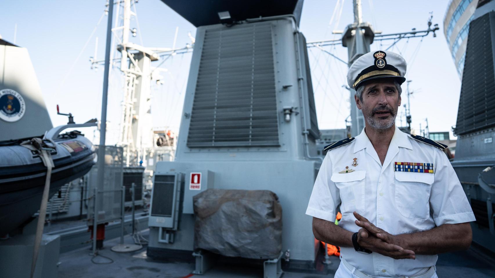 Tripulante del buque de la Armada Española, en el puerto de Barcelona