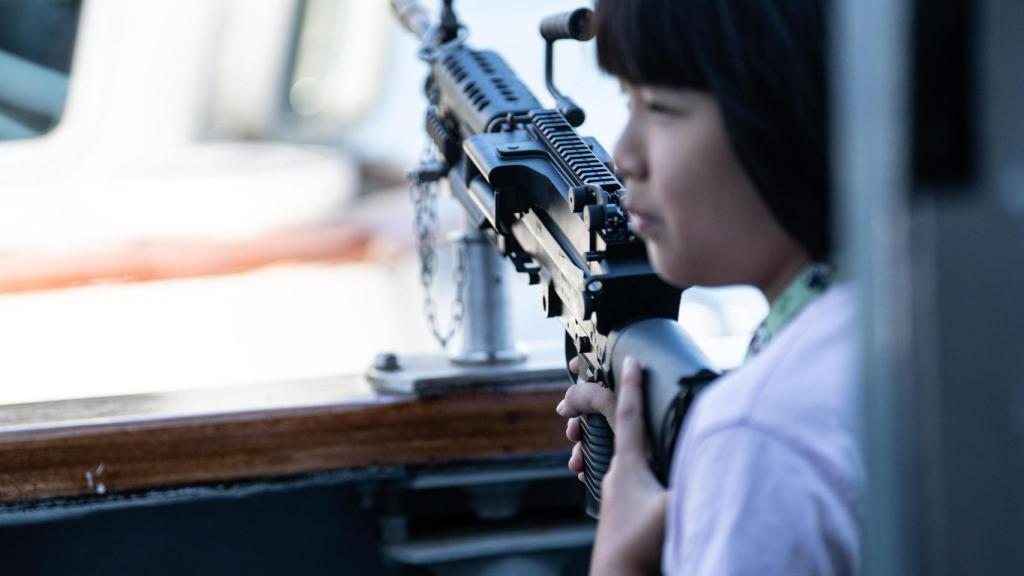 Un niño observa un arma de la fragata Santa María (F-81) de la Armada Española, en el puerto de Barcelona