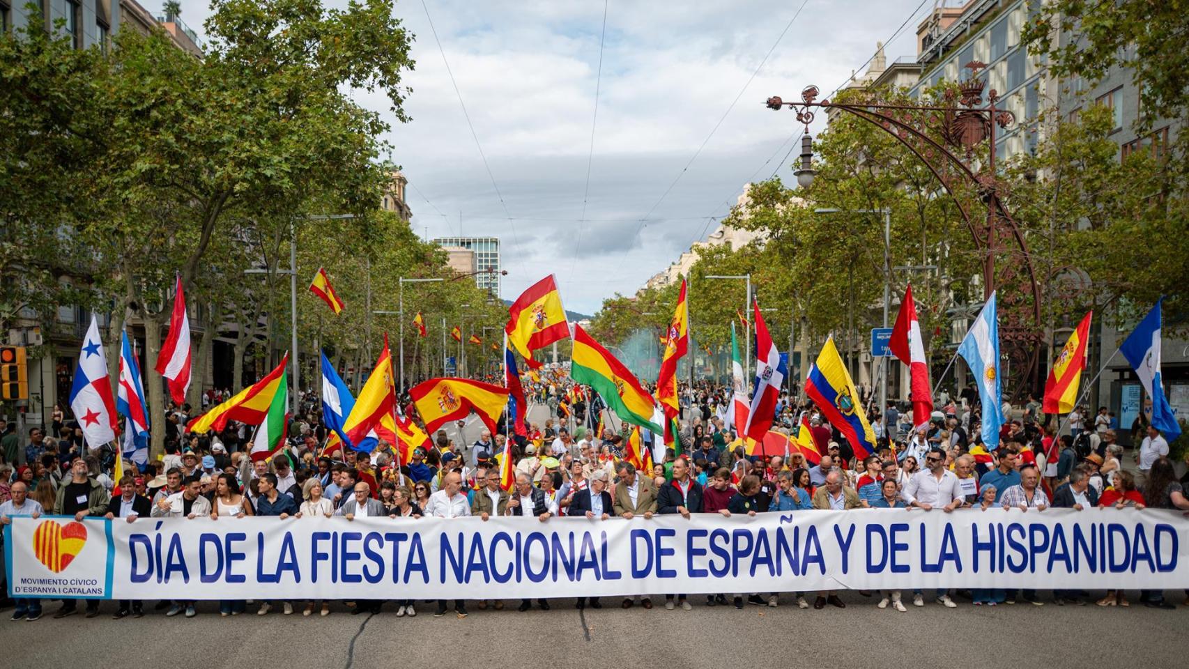 Manifestación por el 12 de octubre de Movimiento Cívico dEspanya i Catalans y Cataluña Suma por España, a 12 de octubre de 2025, en Barcelona