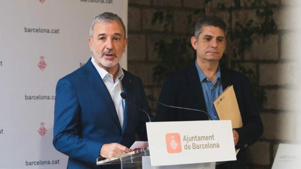El alcalde de Barcelona, Jaume Collboni, y el director general de Fomento de la Ciudad, Àlex Montes, en una rueda de prensa