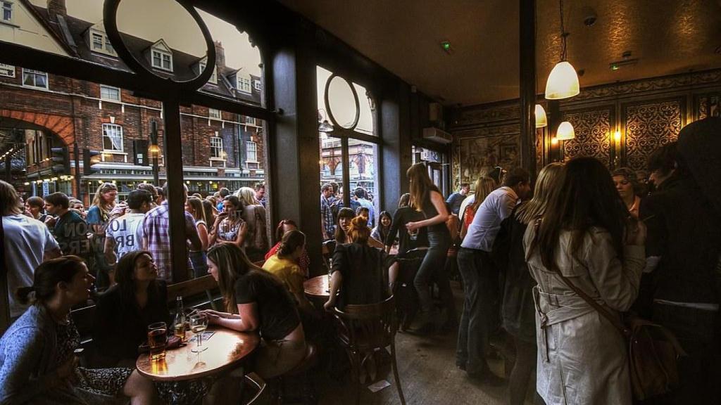 Imagen del interior del pub The Ten Bells en la actualidad, según se dice frecuentado en su día por Jack el Destripador