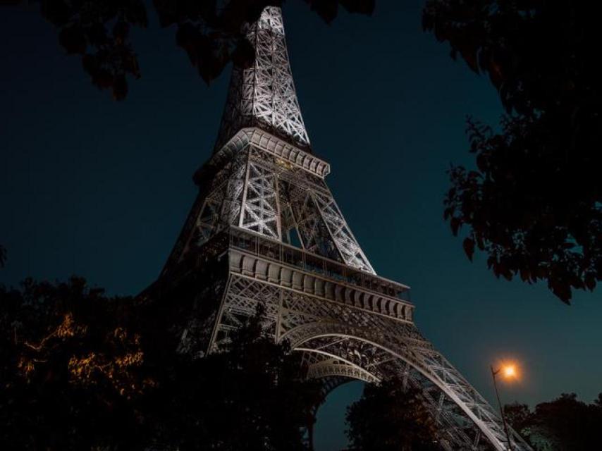 Vista de la Torre Eiffel en la penumbra