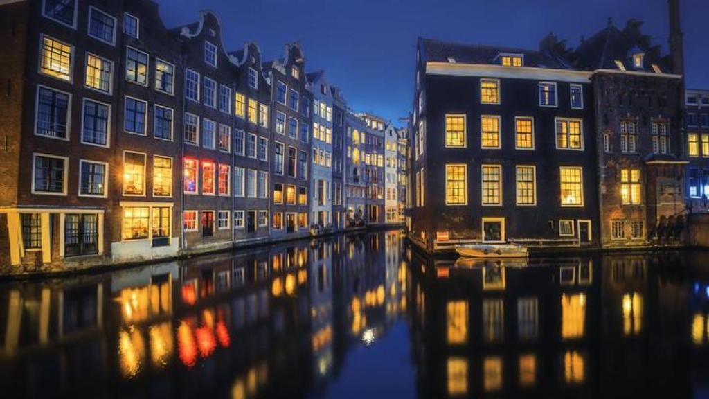 Reflejos anaranjados sobre uno de los canales de Amsterdam