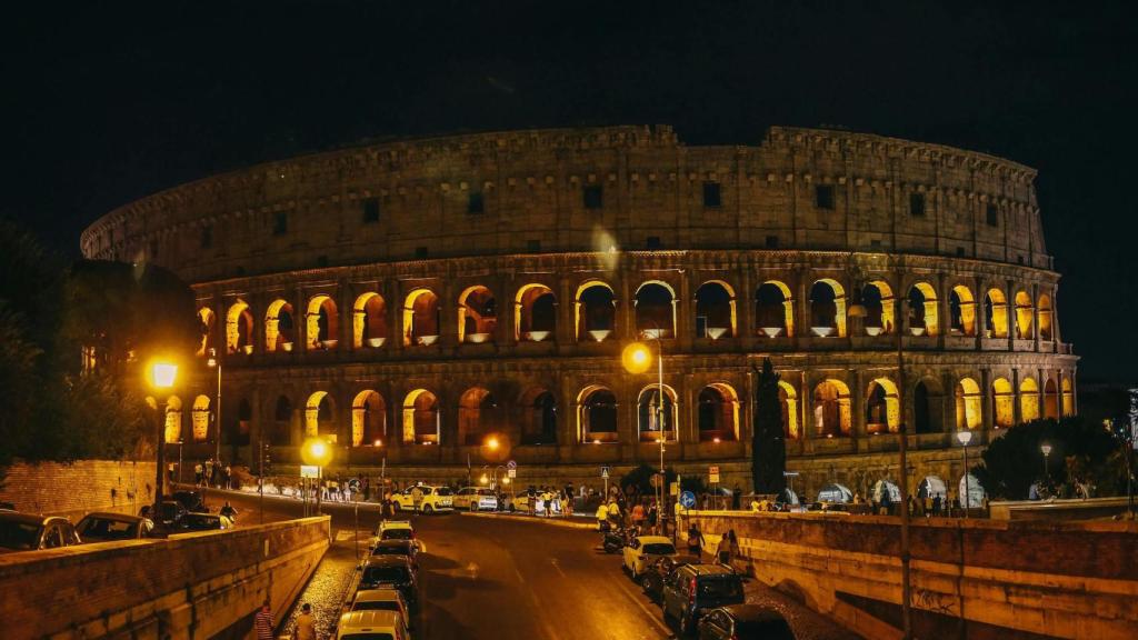 El Coliseo iluminado en tonos amarillentos