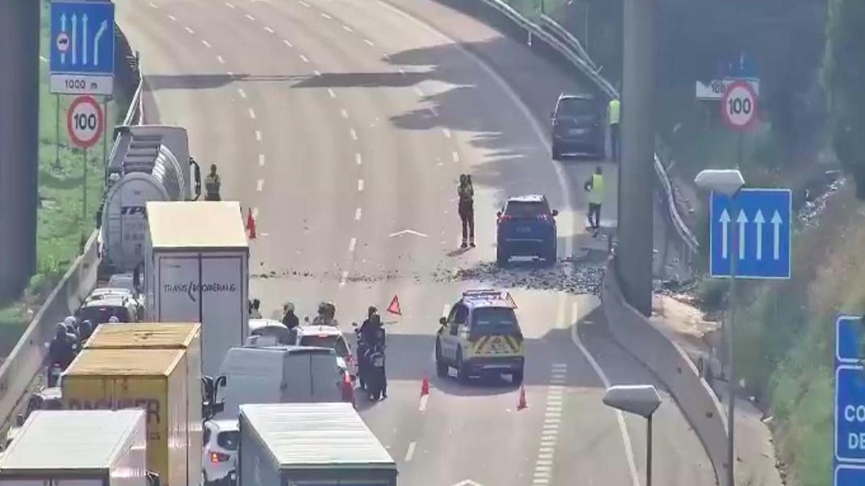 Accidente en Barberà del Vallès: un camión pierde la carga y colapsa la B-141 y AP-7