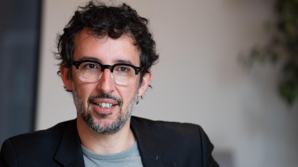 El senador Juan Milián en les instal·lacions de Metròpoli