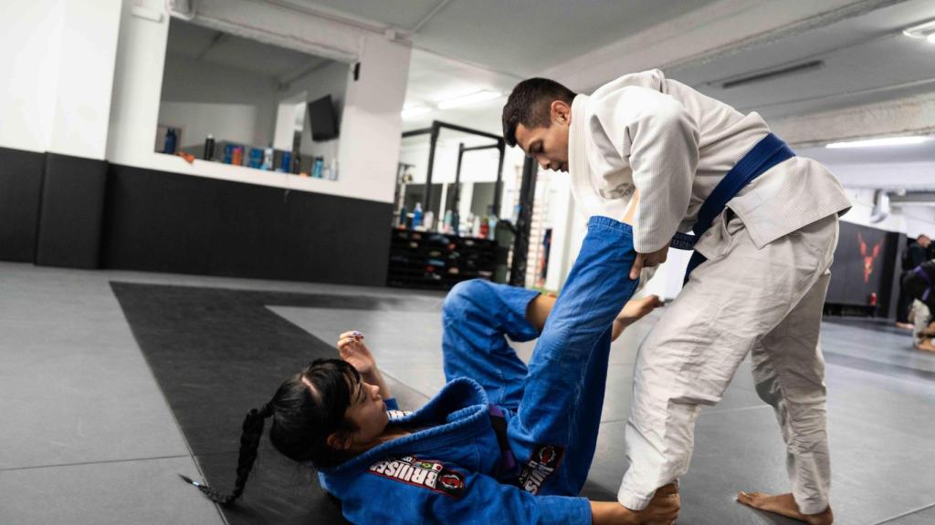 Josua Hernández, luchador profesional de MMA, y Andrea Meneses durante su entrevista con Metrópoli