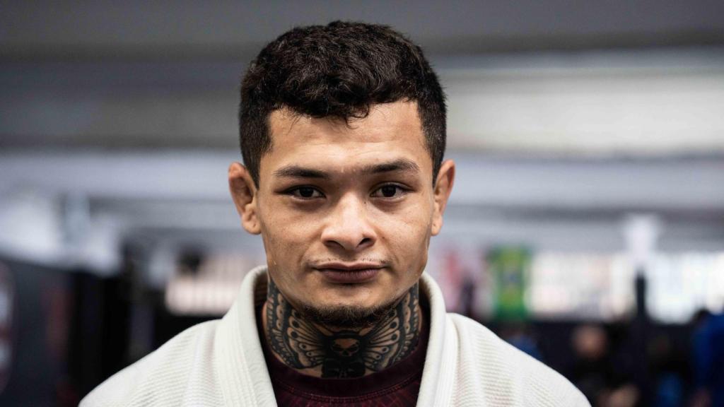 Josua Hernández, luchador profesional de MMA, durante su entrevista con Metrópoli