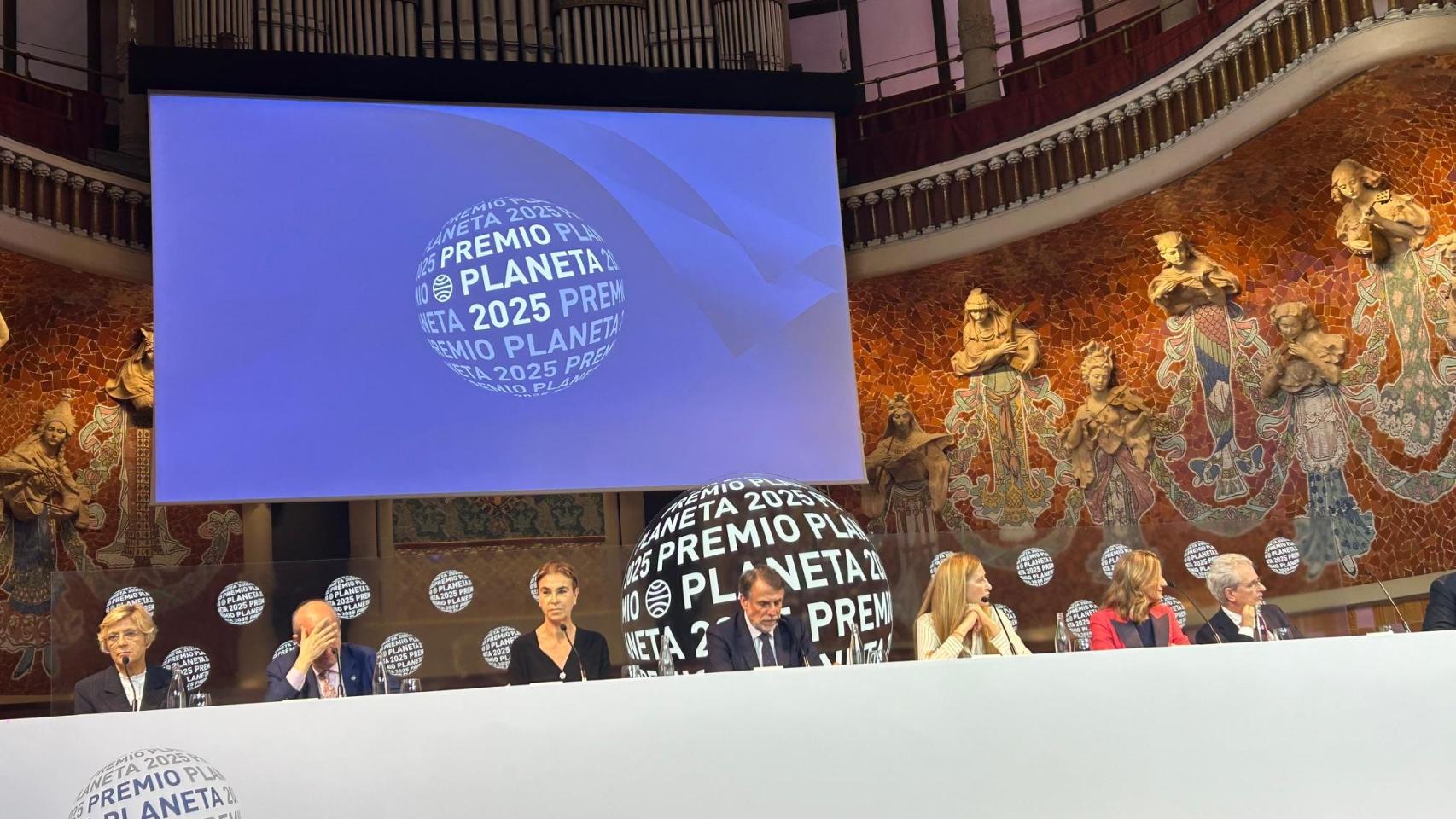 El presidente del Grupo Planeta, José Crehueras, en el centro, junto a los miembros del jurado del premio literario